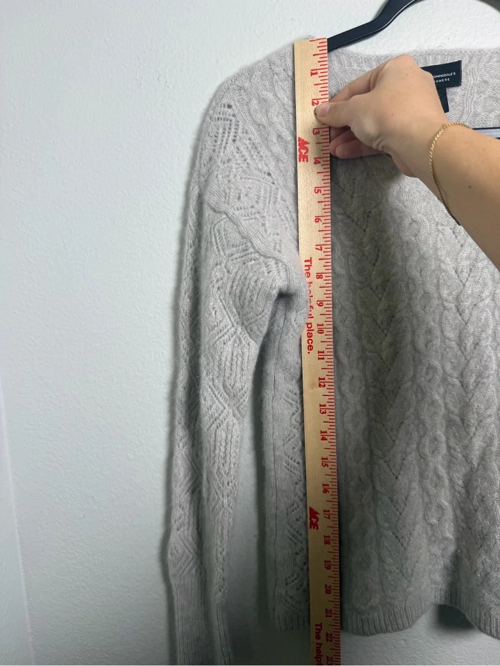 Bloomingdale's 2-Ply 100 % Cashmere Light Grey Cable-Knit V-Neck Sweater Size M
